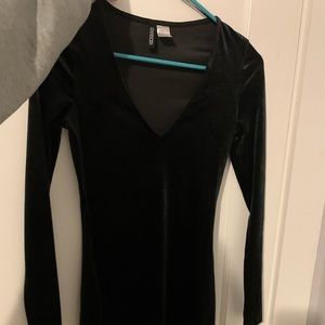 Right fitted black cocktail dress with vneck!